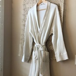 COYUCHI  cream/ white waffle robe sz M-L